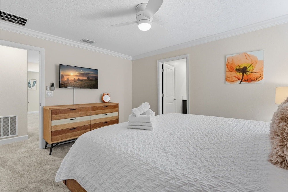 Modern 5BR Retreat Pool Water Park & More — 4-Star Luxury Hotel in Davenport, United States