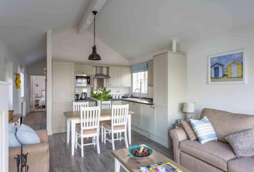 Oreo Shack The Bay 2 bedrooms with ensuites parking for 2 cars strictly pet free