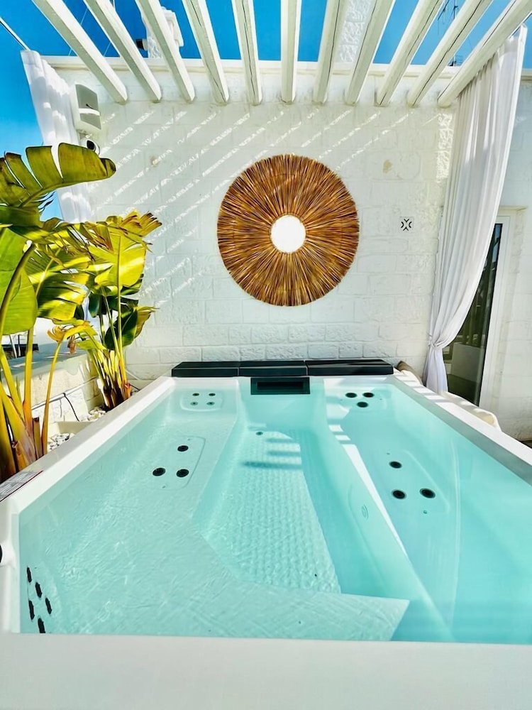 Palazzo Cavì in Mola Di Bari, Italy