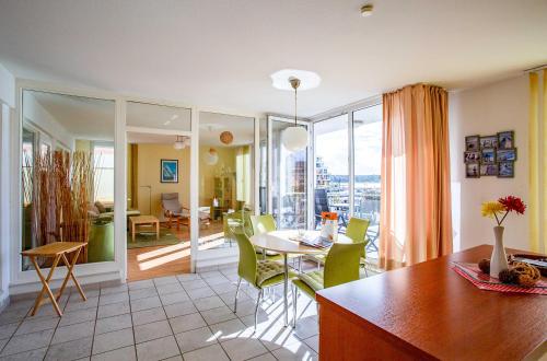 Ferienwohnung Hafenglück Ideal für Familien mit Balkon und Yachthafenblick — 4-Star Luxury Hotel in Waren, Germany