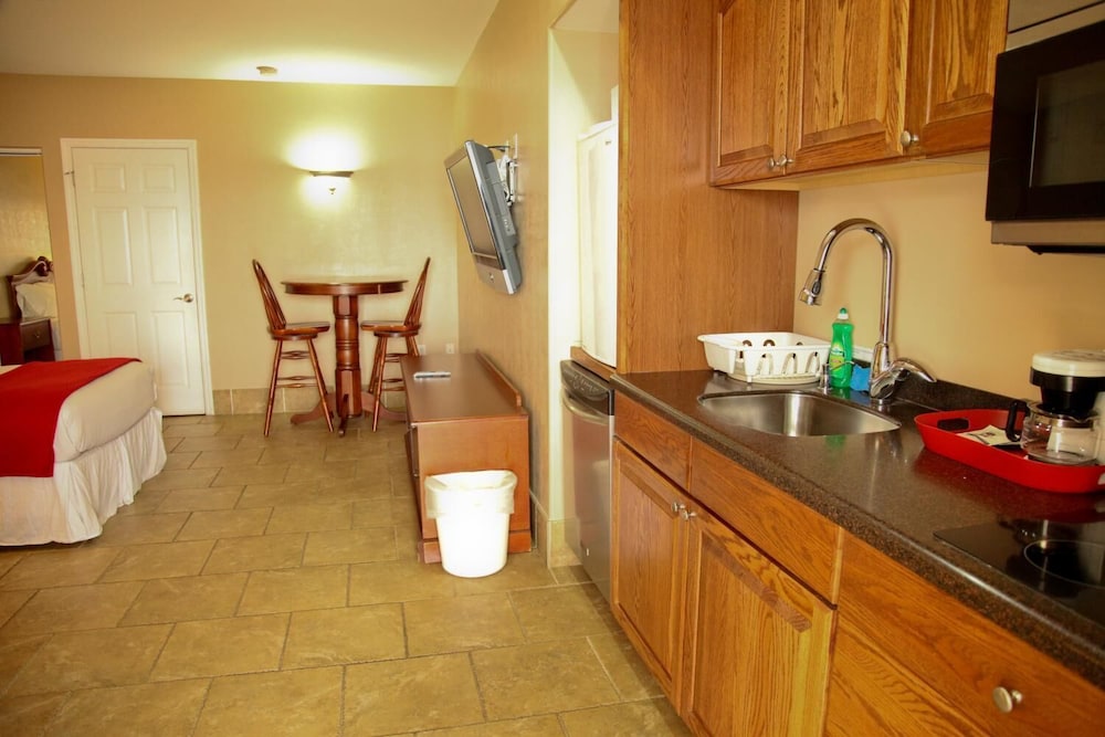 Lake Grassy Inn & Suites - photo 14