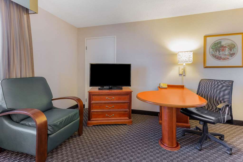 La Quinta Inn & Suites by Wyndham Chicago Gurnee - photo 22