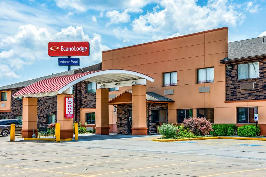 Econo Lodge Topeka at Wanamaker - carbon neutral hotel in Topeka
