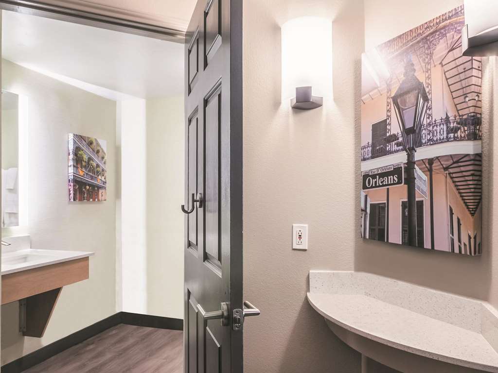 La Quinta Inn & Suites by Wyndham New Orleans Downtown - photo 26