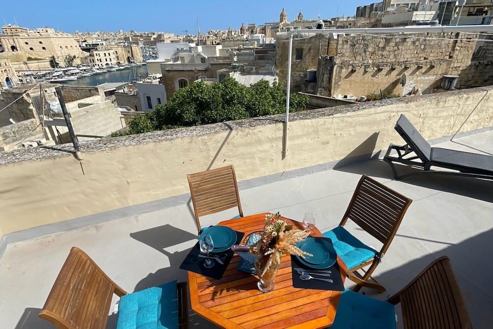 Magnificent Sea View Penthouse Cospicua — 4-Star Luxury Hotel in Cospicua, Malta