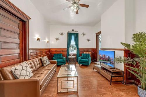 The Victorian on South Park Sleeps 6 — 4-Star Luxury Hotel in Buffalo, United States