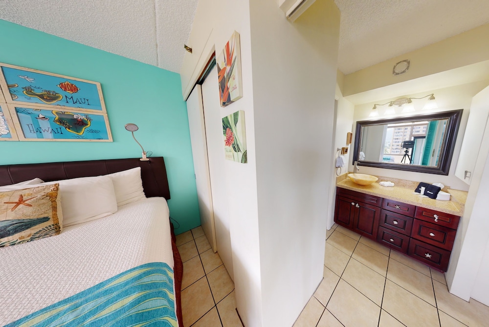 Waikiki Banyan High Level Condo with Private Lanai by Koko Resort Vacation Rentals - photo 20