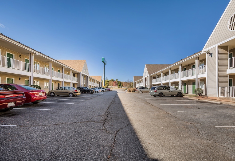 HomeTowne Studios by Red Roof Spartanburg Asheville Highway - photo 10