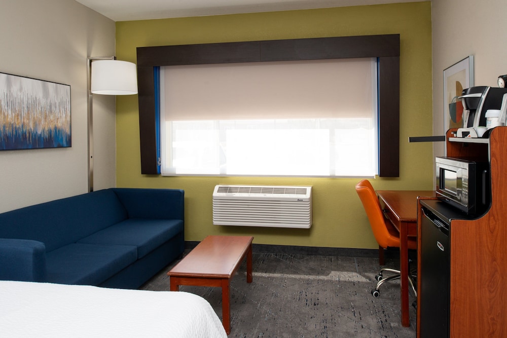 Holiday Inn Express Suites Farmington - photo 16