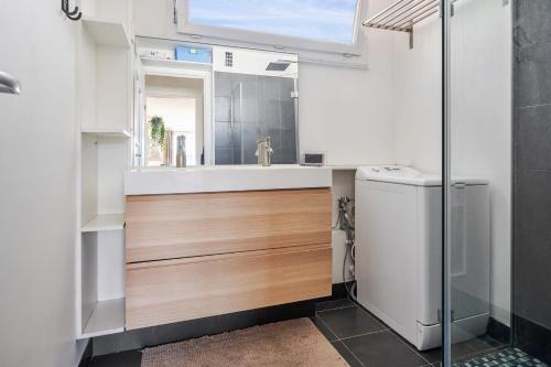 Luminous and calm flat in the heart of Paris Welkeys — 4-Star Luxury Hotel in Paris, France