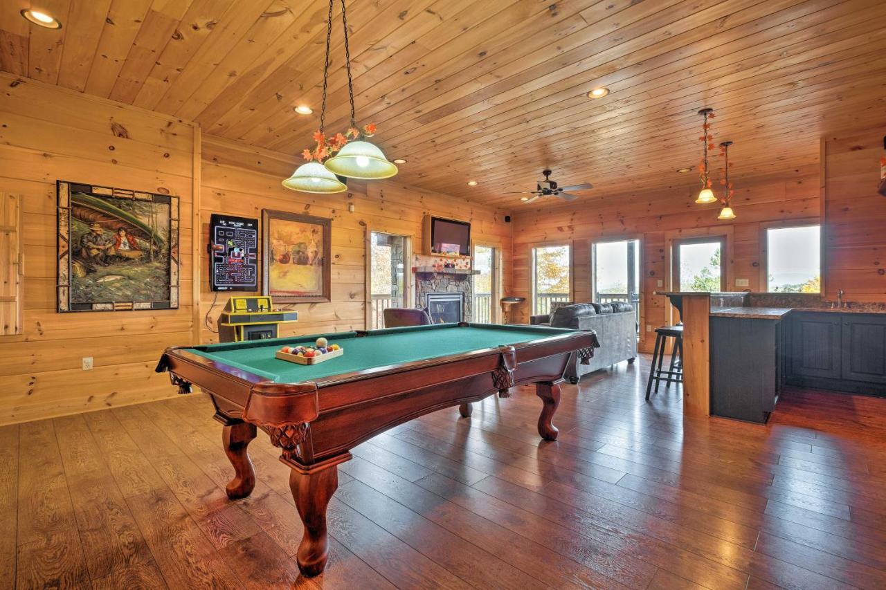 Smoky Mountain Views and Hot Tub Spacious Cabin — 4-Star Luxury Hotel in Sevierville, United States