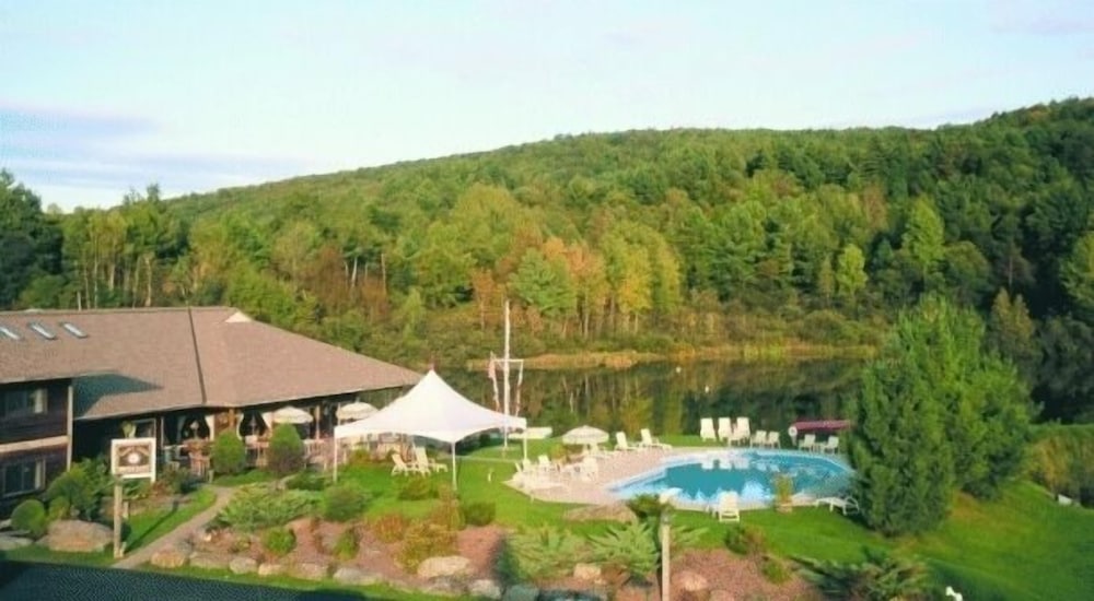 Commodores Inn - photo 76