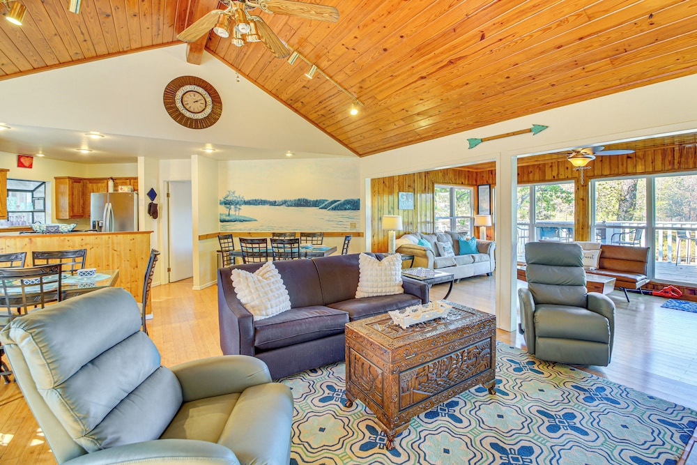 Lake Hamilton Escape w Dock & Waterfront Views — hotel in Royal City