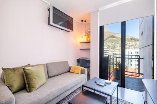 Flamingo 804 Stylish Top Floor Sea Point Studio with Daily Housekeeping