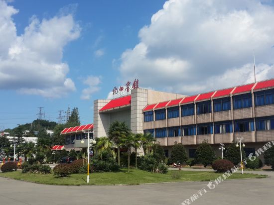 Longshan Hotel — hotel in Danjiangkou