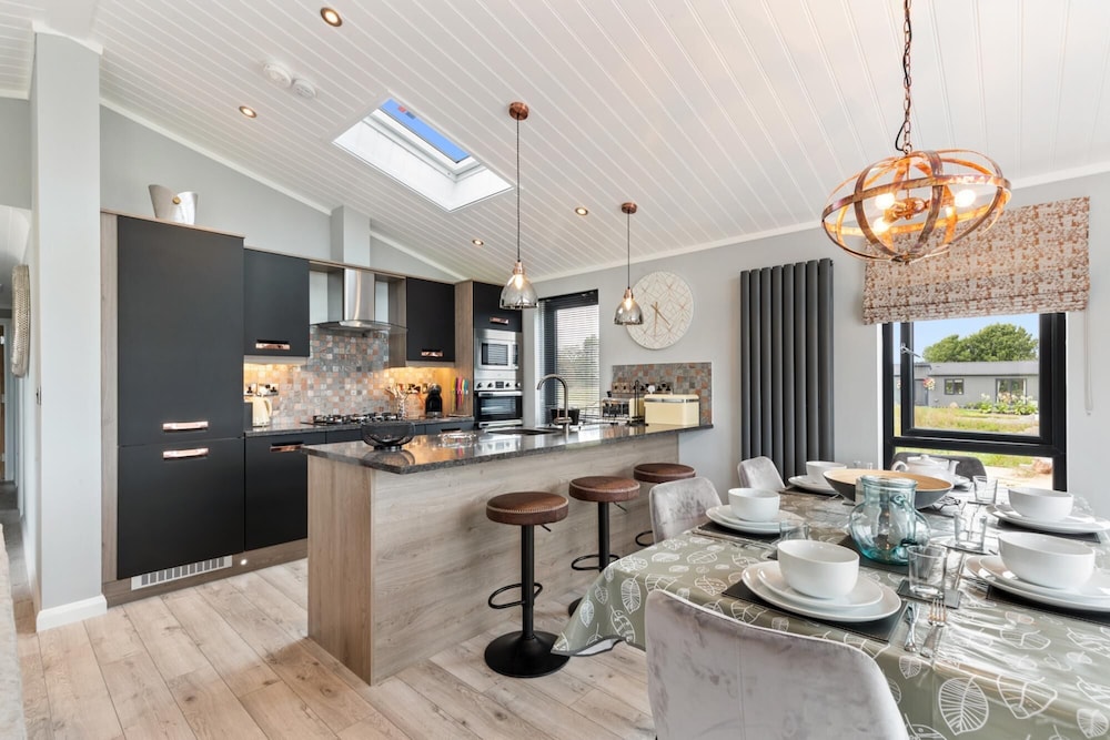 Ael Y Bryn Luxury Lodge Hot Tub Three En Suite Bedrooms — 4-Star Luxury Hotel in Penally, United Kingdom