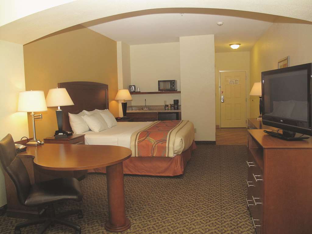 La Quinta Inn & Suites by Wyndham Lawton Fort Sill - photo 11