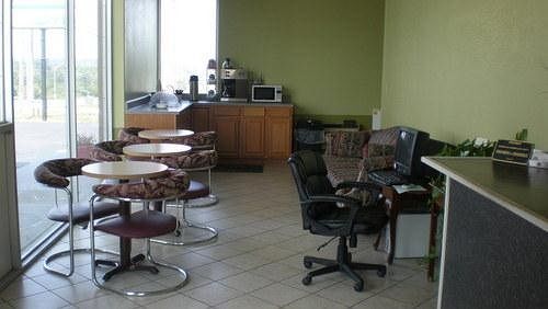 Royal Inn Crossville - photo 9