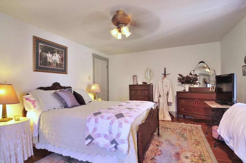 The Queen A Victorian Bed & Breakfast - photo 13