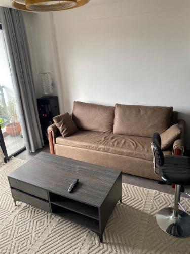 Chic 1BR w Pool Gym City Views