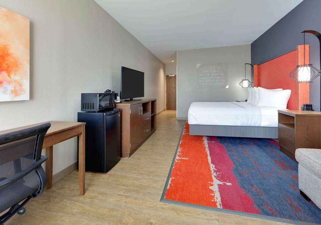 La Quinta Inn & Suites by Wyndham Lakeway - photo 14