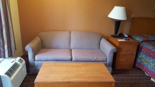 Scottish Inn Knoxville - photo 3