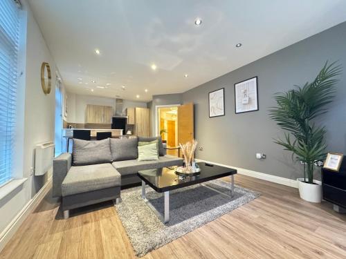 Modern Two Bedroom Apartment Birmingham City Centre 2 Bathrooms Sleeps 6 Guests Free Underground Parking Fast Speed Internet — 4-Star Luxury Hotel in Birmingham, United Kingdom