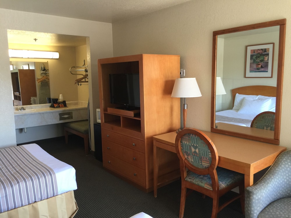 Vagabond Inn Fresno - photo 5