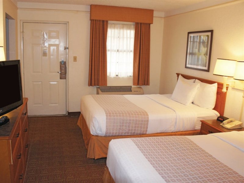 La Quinta Inn by Wyndham San Antonio I 35 N at Rittiman Rd - photo 3