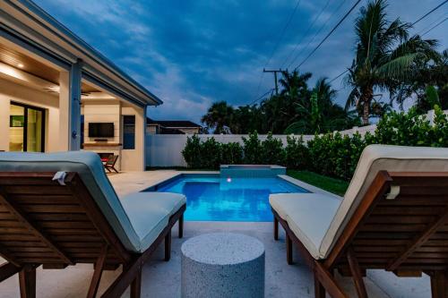 Naples Luxury Orange Blossom Oasis 4 3 Tiki Bar in Naples, United States