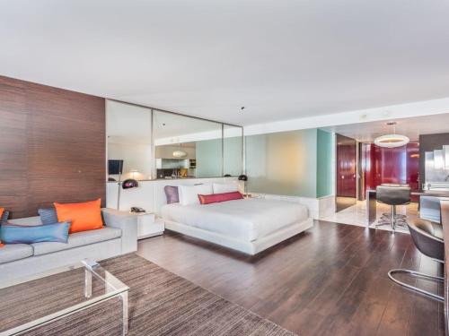 Beautiful High Rise Condo 307
