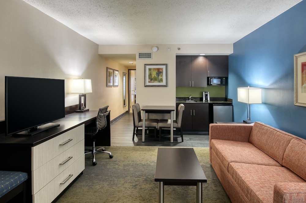 Holiday Inn Hotel & Suites Atlanta Airport North by IHG - photo 10