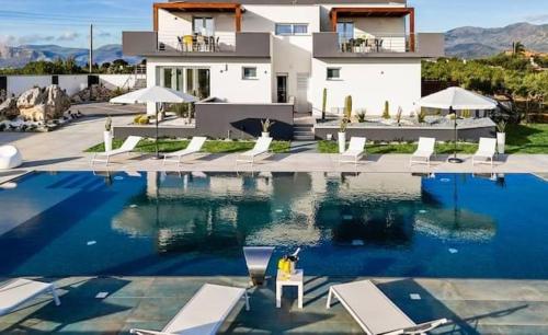 Villa Luxury Eden di Sofia — 4-Star Luxury Hotel in Partinico, Italy