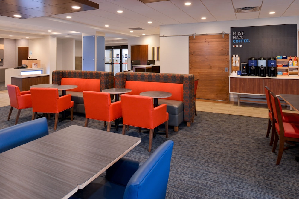 Holiday Inn Express & Suites Indianapolis Dtn Conv Ctr Area by IHG - photo 61