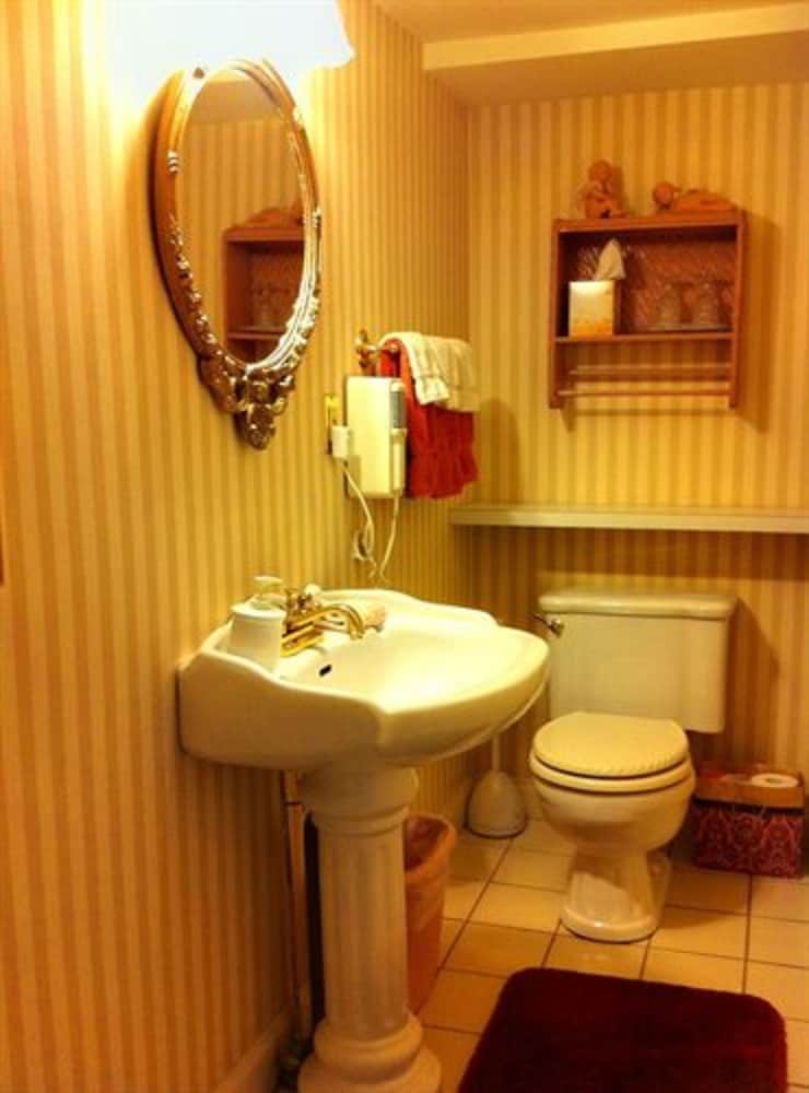Brass Pineapple Inn - photo 36