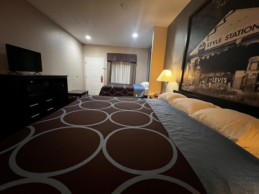 Super 8 by Wyndham Center - photo 33