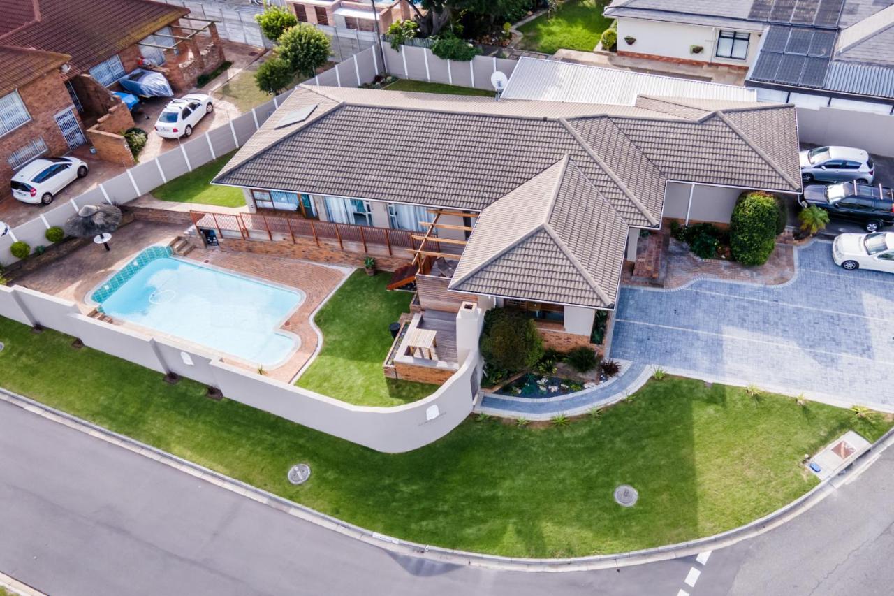 Cornerstone Guesthouse Alk Van Zyl