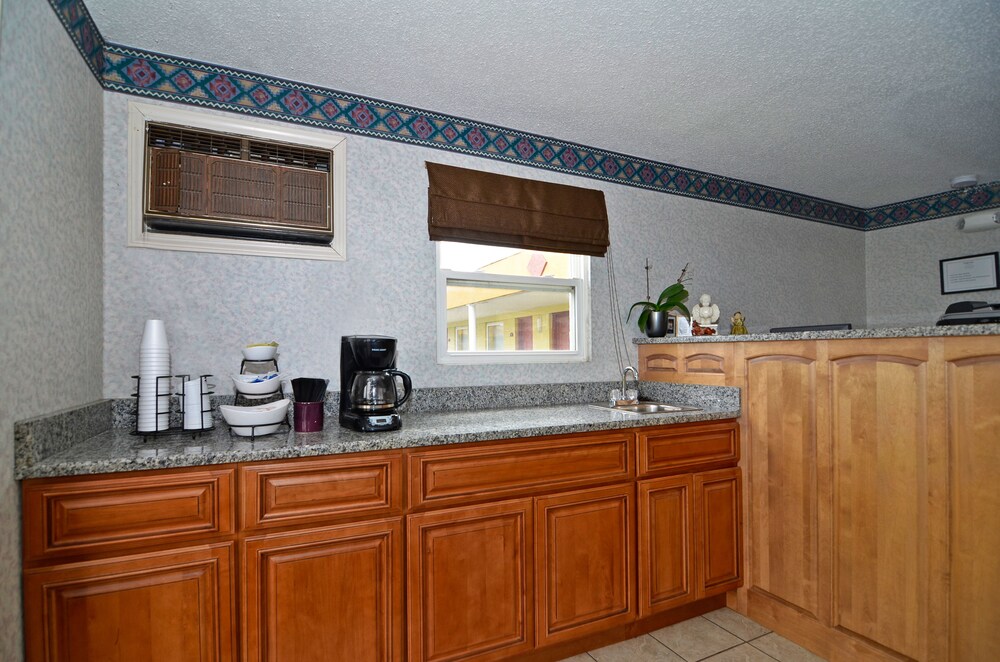 Eagle Inn Charleston - photo 16