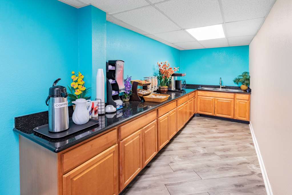 Howard Johnson by Wyndham Houston Hobby Airport - photo 31