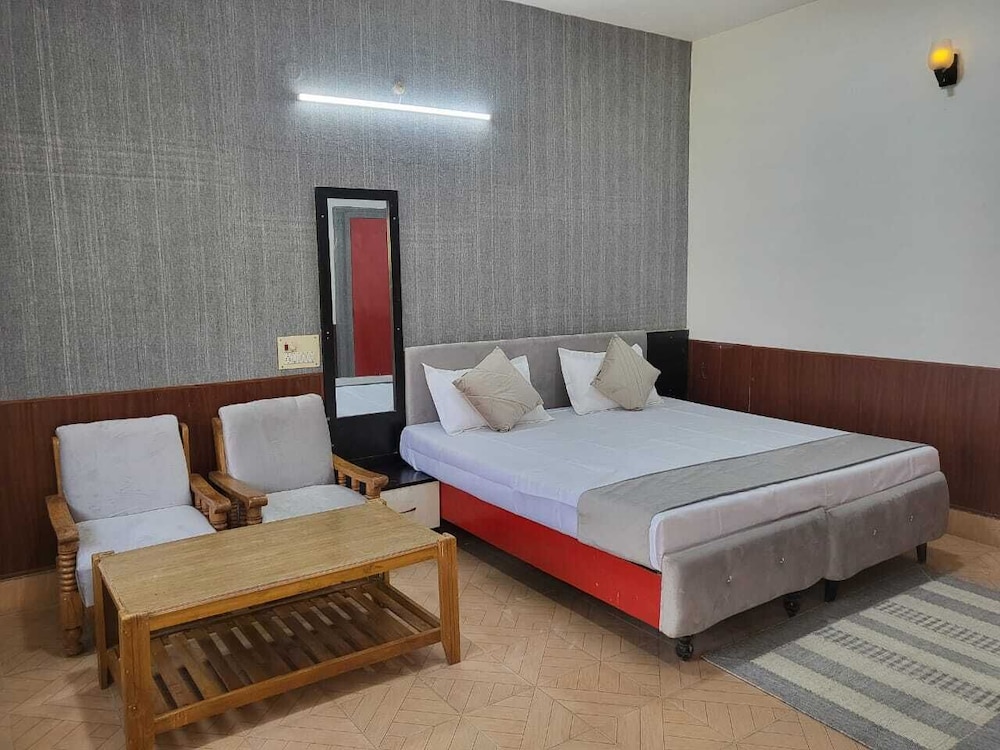 Avexia Funcity Resort — hotel in Mirzapur