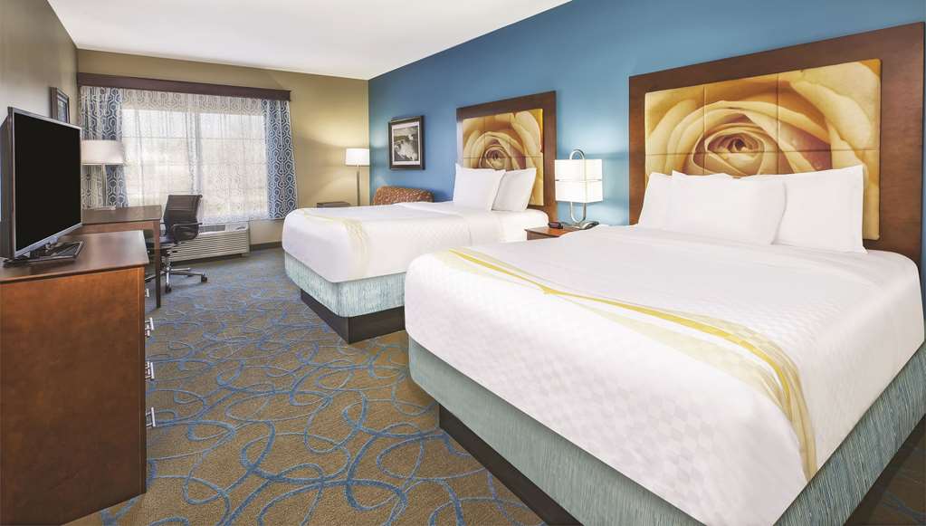 La Quinta Inn & Suites by Wyndham Niagara Falls - photo 14