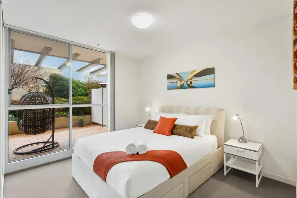 Spacious & High in the Skyplaza 1bd 1bth Apt — 4-Star Luxury Hotel in Phillip, Australia