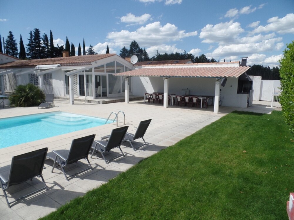 Villa With 4 Bedrooms in Meynes With Private Pool Enclosed Garden and Wifi 60 km From the Beach — 4-Star Luxury Hotel in Bezouce, France