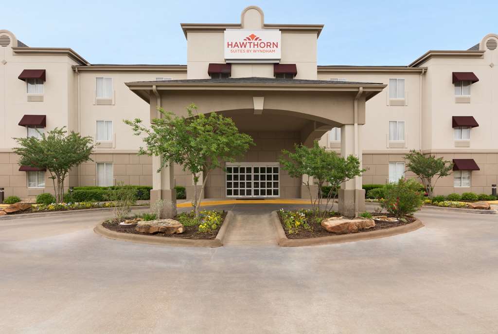 Hawthorn Extended Stay by Wyndham College Station - carbon neutral hotel in College Station