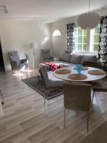 Paritalohuoneisto lähellä Joulupukin Pajakylää — 4-Star Luxury Hotel in Rovaniemi, Finland