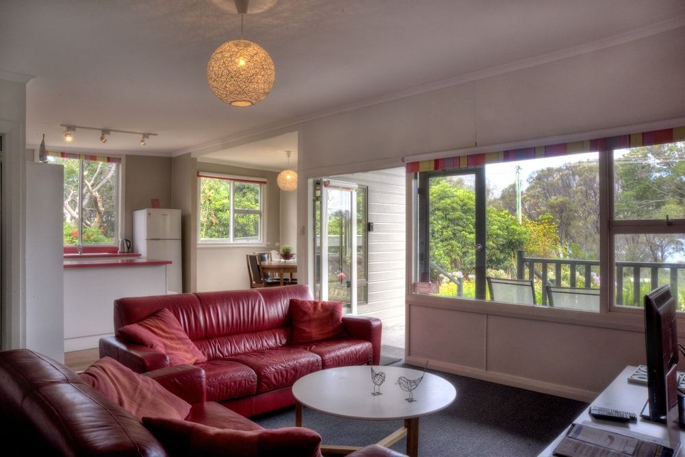 Cove Beach Apartment 1 — 4-Star Luxury Hotel in Coles Bay, Australia