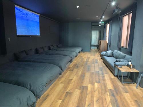 Black Penthouse Naha 最大12名宿泊可 118平米 国際通り沿い 牧志駅 徒歩5分 in Naha, Japan