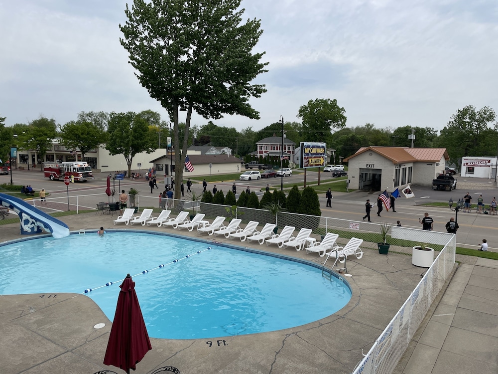 Colonial Motel - photo 31