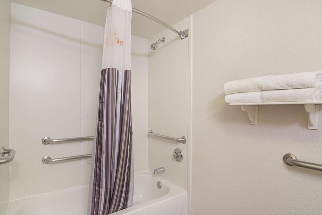 La Quinta Inn & Suites by Wyndham Phoenix Mesa West - photo 24