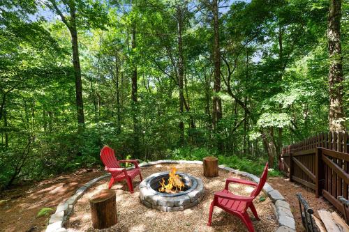 Melody Creek Cabin Edge Of Cohutta National Forest Hot Tub Outdoor Fire Pit Ellijay GA — 4-Star Luxury Hotel in Blue Ridge, United States
